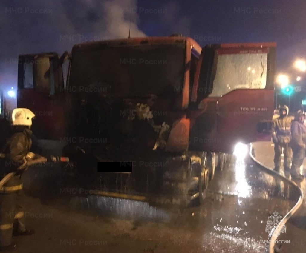 На улице Радужной в Екатеринбурге горел грузовой автомобиль