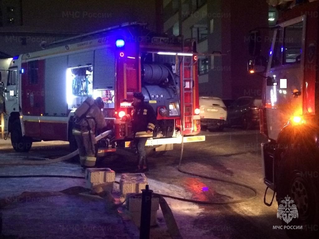 Две «Волги» пострадали при пожаре в екатеринбургском гараже