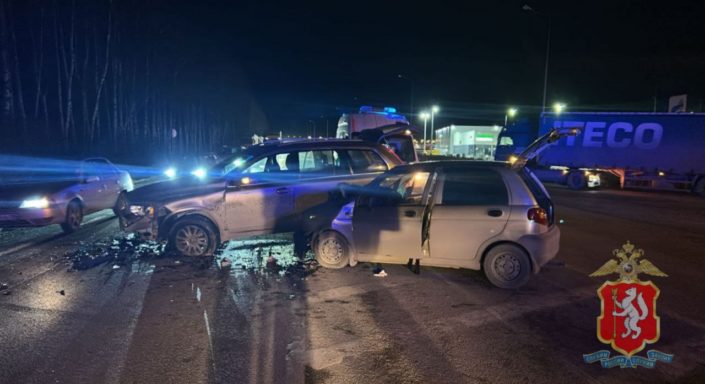 Два человека пострадали в ДТП с Volvo и Daewoo Matiz в Екатеринбурге