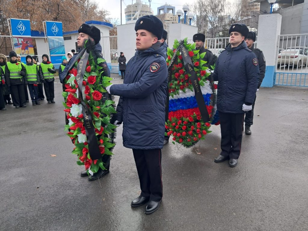 В Екатеринбурге прошёл митинг памяти погибших сотрудников МВД -