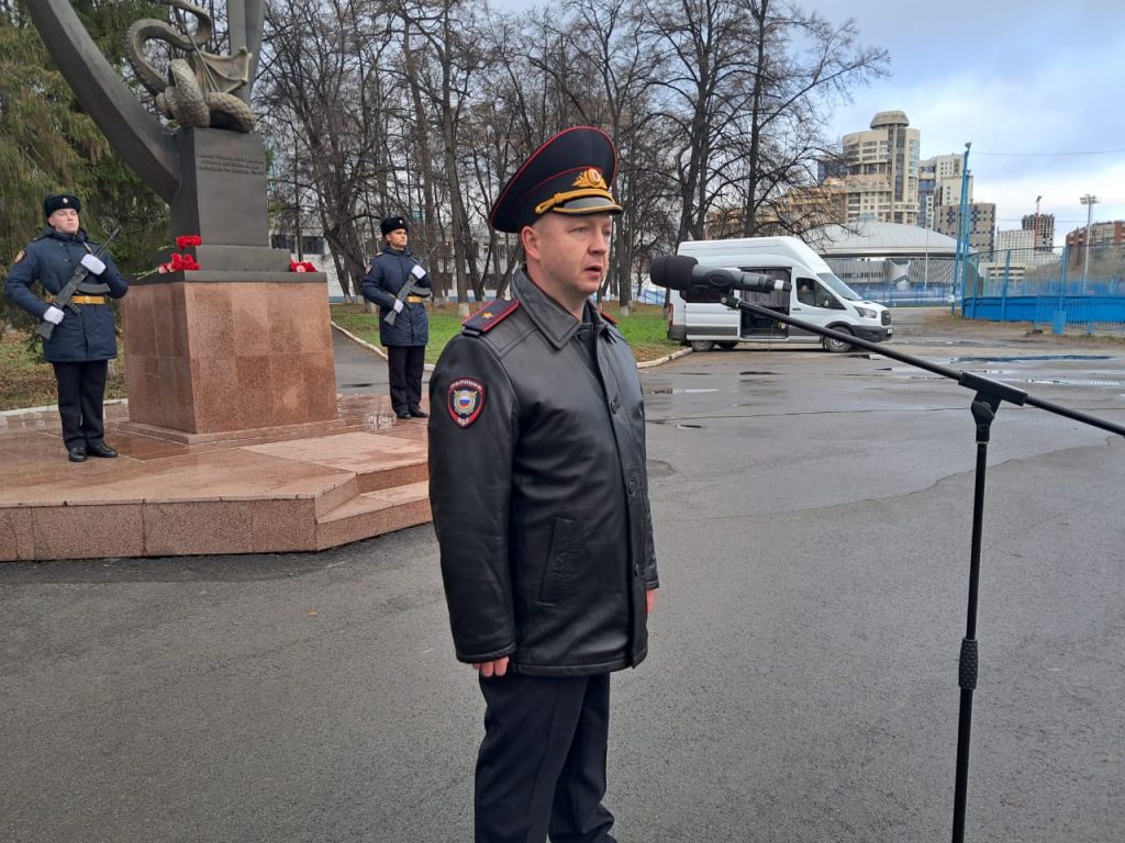В Екатеринбурге прошёл митинг памяти погибших сотрудников МВД -