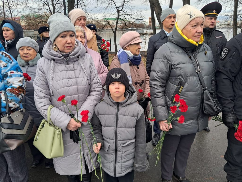 В Екатеринбурге прошёл митинг памяти погибших сотрудников МВД -