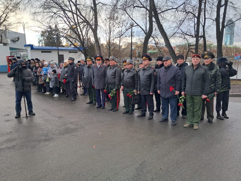 В Екатеринбурге прошёл митинг памяти погибших сотрудников МВД -