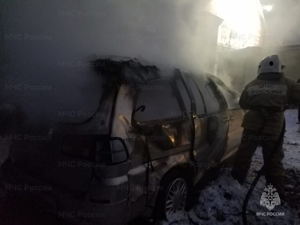 На улицах Титова и Братской в Екатеринбурге сгорели два автомобиля