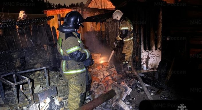 Человек пострадал при пожаре в садовом доме под Екатеринбургом