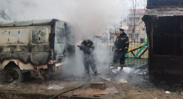 В Екатеринбурге на Ватутина горела «Газель»