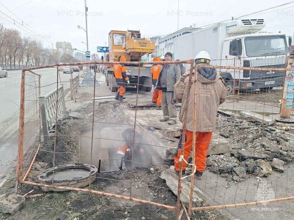 Прорыв трубопровода в Эльмаше оставил без тепла 84 дома и социальные объекты