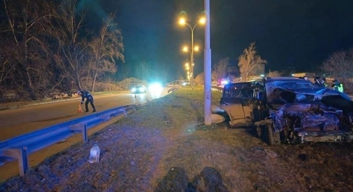 В Екатеринбурге молодой водитель без прав влетел в ограждение и погиб
