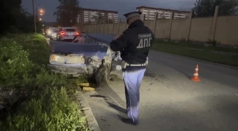 ВАЗ-2107 влетел в столб на Уралмаше: пострадали абитуриенты из Талицкого района