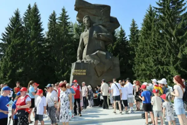 памятник разведчику Николаю Кузнецову