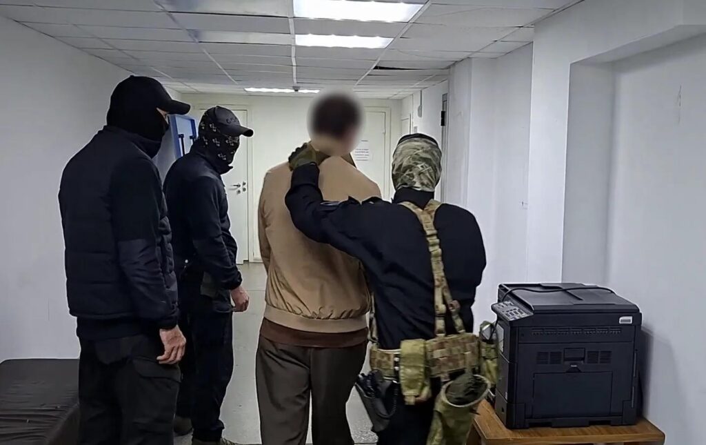 Трое жителей Екатеринбурга обвиняются в похищении человека и вымогательстве -