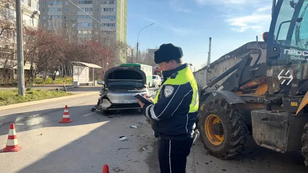 В Екатеринбурге водитель погрузчика без прав спровоцировал ДТП с иномаркой